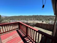 Cozy log cabin with stunning views, only 10 minutes from downtown Prescott.