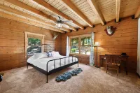 Traditional A-frame Luxe Cabin in Crestline Ca. 3bed3bath/3LVL/PRVT SPA/5+PRKING