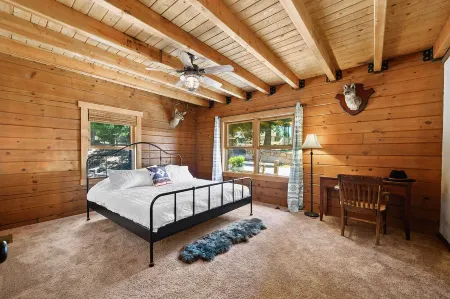 Traditional A-frame Luxe Cabin in Crestline Ca. 3bed3bath/3LVL/PRVT SPA/5+PRKING