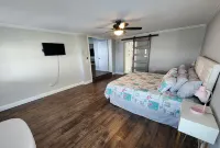 Lake House on the LEGOLAND Chain-of-Lakes with Private Pool, Beach and Boat Dock