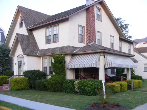Beach block three story house center of town with parking - Jacuzzi