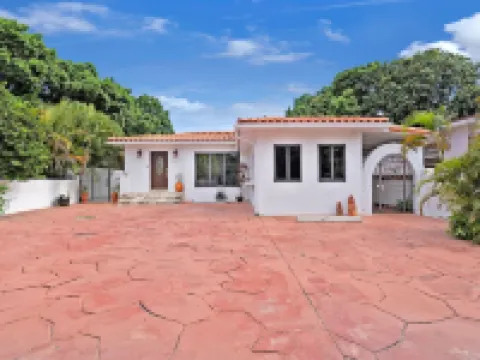 Great Family home by airport with large pooL/yard Hotels in Hialeah