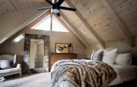 Cozy 4-bedroom lakefront house in nestled in the trees in Lake Arrowhead!