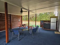 2/1 guesthouse with boat parking, outdoor shower, jetted tub, & craft ice!