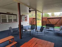 2/1 guesthouse with boat parking, outdoor shower, jetted tub, & craft ice!