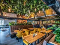 Lodge in Schaijk with Garden Terrace Hotels in Landerd