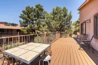 ~Red Rock Sanctuary w/Views~Pool~BBQ~Cozy~Clean~