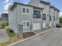 BIG GROUP TRIPS! PRIME LOCATION 2MILES TO BROADWAY!!! UP TO 5 HOMES TOGETHER! Hotel a 