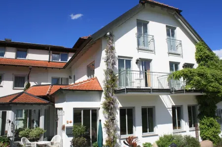 Altes Kurhaus Landhotel Отели в г. Рауэнебрах