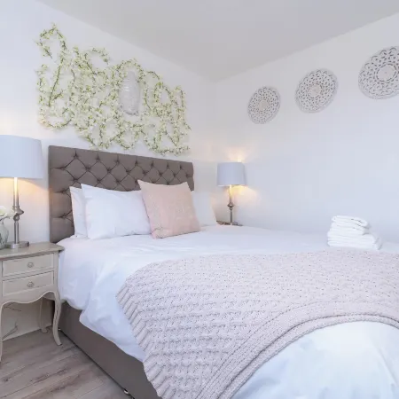 Gloucester Place Townhouse with Hot Tub!