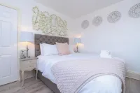 Gloucester Place Townhouse with Hot Tub! - Jacuzzi