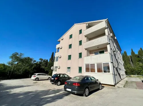 Bright and Cozy Apartment With Balcony in Kastel Luksic Hotels in Kastel Luksic