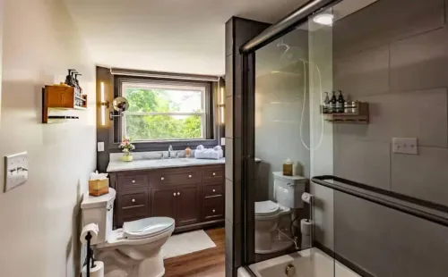 Iconic 3BD Entire House in The Heart Of Pittsburg Hotels in Green Tree