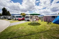 Te Anau Top 10 Holiday Park and Motels - parking