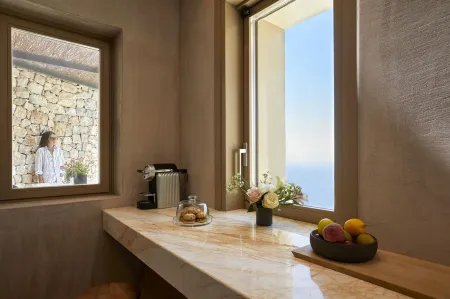 Santorini Sky, the Retreat Отели рядом с достопримечательностью «Тира»