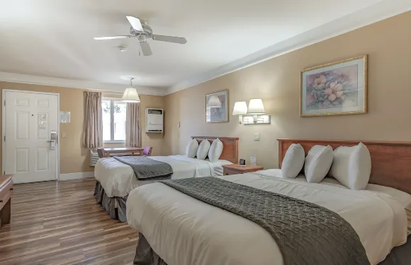 夏斯塔派因斯套房汽車旅館