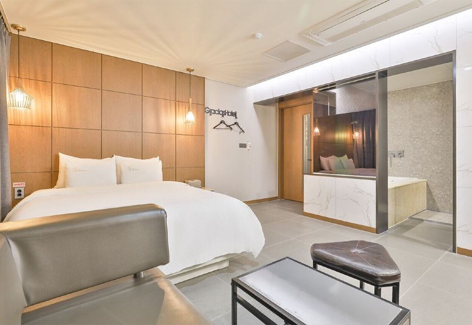 김해 호텔 그라시아스 객실 내부 이미지