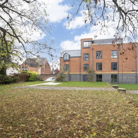 Elliot Oliver - Stylish Loft Style Two Bedroom Apartment with Parking