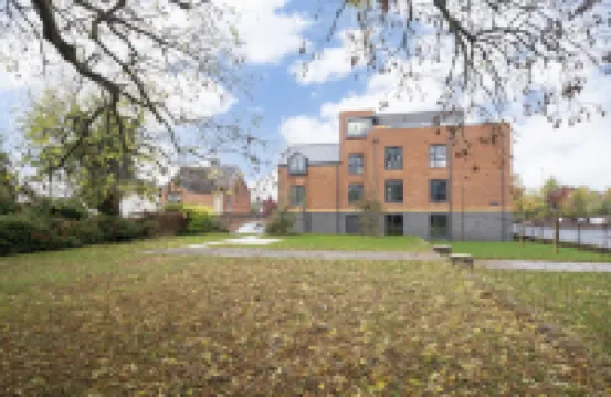 Elliot Oliver - Luxurious Two Bedroom Apartment with Parking