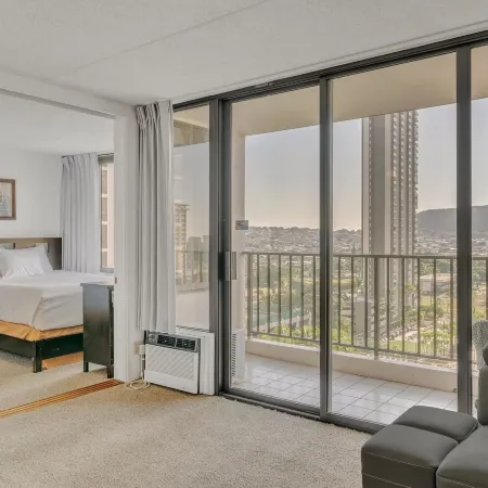 Excellent Diamond Head View Condo - Remodeled, Free Parking!