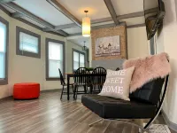 The Eastside Manor - Private Yard & Parking, Near Falls & Casino by Niagara Hospitality