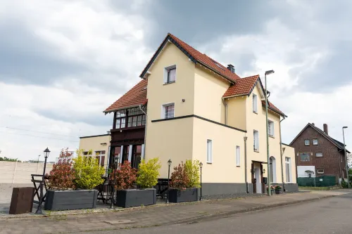 Pension Und Location Cham Hotels in Meerbusch