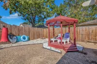 Home with pool, games and relaxation, in the middle of it all!