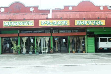 Nikita's Place Hotel Отели рядом с достопримечательностью «Площадь Санта Мария Виллидж»