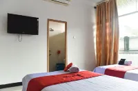 RedDoorz Near Sultan Hasanuddin Airport 2 Hotels in Mandai