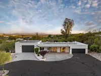 Luxury Upscale Modern home located  in the Catalina Foothills. Sleeps 16