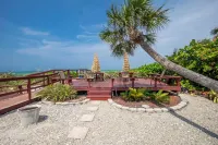Gulf side condo be on the beach in minutes!