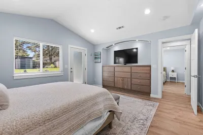 New home in a Quiet Cul-De-Sac near Ocean and State Park 제데디아 스미스 레드우즈 주립공원 주변 호텔
