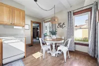 Adorable Cottage in small town of Marion. Just a few blocks from Uptown