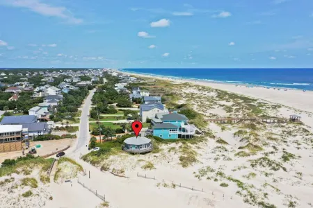 Sweeping Views - Oceanfront Home with Expansive Beach Отели в г. Сидар Пойнт