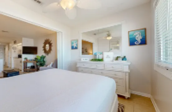 Third-Floor Condo w/ Shared Pool, Sound View, High-Speed WiFi, & Central AC ペンサコーラ・ビーチのホテル