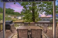 Wave-Free Swimming and Spacious Dock Areas - Tranquil Cove Haven Hotel a Lake Ozark