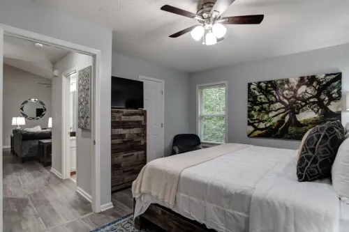 Stunning Retreat - Hot Tub, Fireplace, Private Entrance Hôtels à : Arden