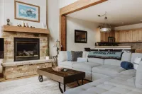 Hot Tub and Scenic Slopes View - Stunning Mountain Escape Hotels in Saint Mary's