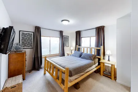 Mountain-view condo on the shuttle route with 2 decks, fireplace & WiFi Отели рядом с достопримечательностью «Grand Park Community Recreation Center»