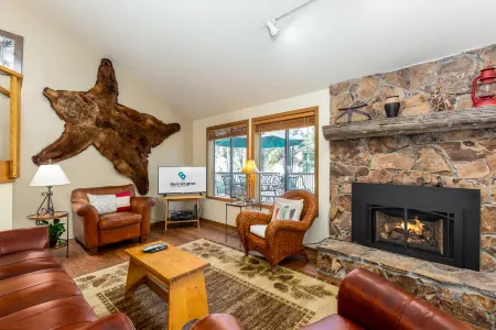 Gorgeous Golf Course Views and Private Hot Tub - Charming Retreat