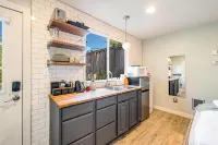 Private Entrance and Kitchenette Amenities - Charming Cozy Retreat Hotels in Indianola