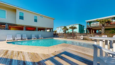 Shared Pool, Golf Cart Access Отели рядом с достопримечательностью «Fly It Port ' A»