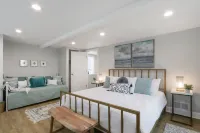 Serene Haven - Close to Main, Lake Views, WiFi, Parking Hotels in Lake Geneva