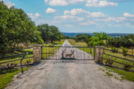 Screened Porch and Scenic Pond View - Charming Cottage