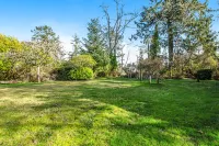 Home with spacious backyard, wood stove, W/D & free WiFi - short drive to beach 브레이디스 오이스터스 주변 호텔