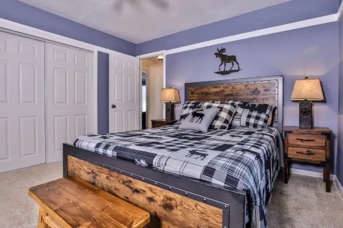 Riverfront Deck and Fire Pit Experience - Stunning Modern Retreat