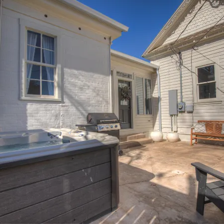 Gorgeous Home 1 Blk from Main with Hot Tub & Fire Pit!