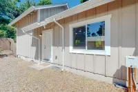 Private, quiet, dog-friendly home with firepit, 1/4 mile from Heceta Beach Отели рядом с достопримечательностью «Dunes Trailhead»