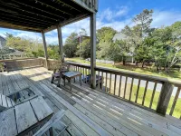 Screened Porch and Outdoor Shower - Charming Family Retreat Hotel a Ocracoke