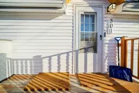 Spacious Retreat with Nostalgic Touches - Charming Coastal Oasis